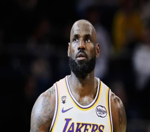 微微發(fā)力，詹姆斯15投8中拿下24分，正負值+13