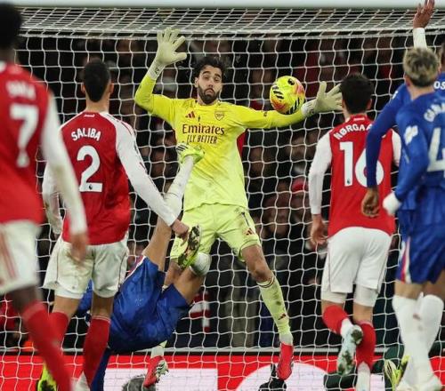 卫报评伦敦德比：两千个文身大汉在村街上互相搂抱的摔跤大会