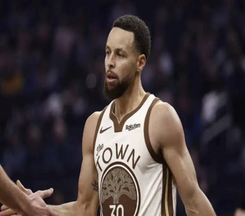 队记:库里将在10天后评估膝盖伤势,会至少再缺席五场比赛