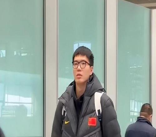 中國男籃凱旋而歸！趙睿廖三寧臉帶笑容與球迷互動(dòng)引關(guān)注