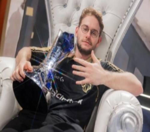 北美野王!Inspired分享捧杯照片并配文:三连冠