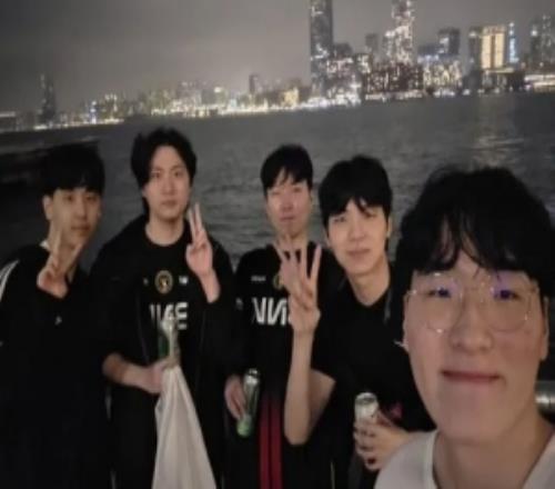 BFX辅助选手Kellin分享队友合照:大家都辛苦了