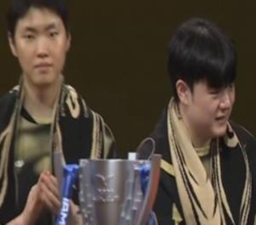 表情不對??！Canyon斬獲FMVPChovy在一旁表情若有所思