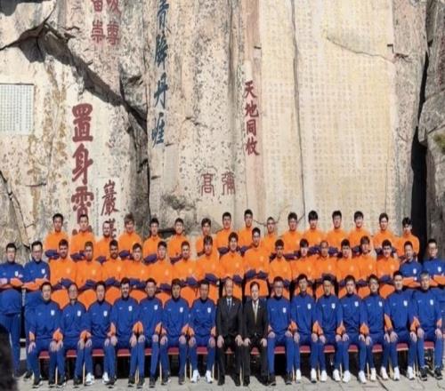 中超延續(xù)傳統(tǒng)，山東泰山部分代表開展登泰山活動