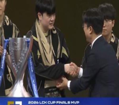 啊这...去年LCKCUPFMVP拿下200w韩元奖金,而今年只有一个握手