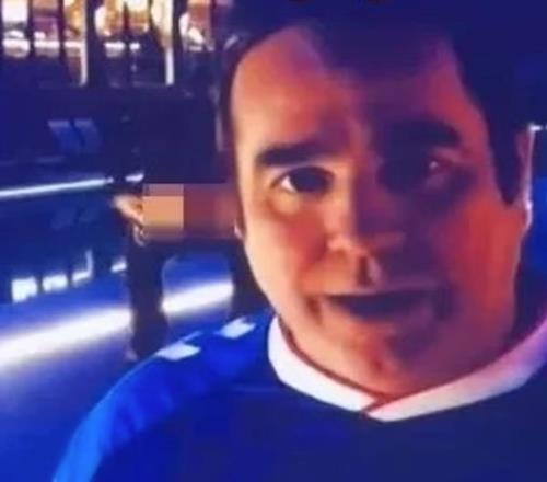 天空體育直播突發(fā)意外！球迷鏡頭前露屁股，主持人道歉中斷采訪