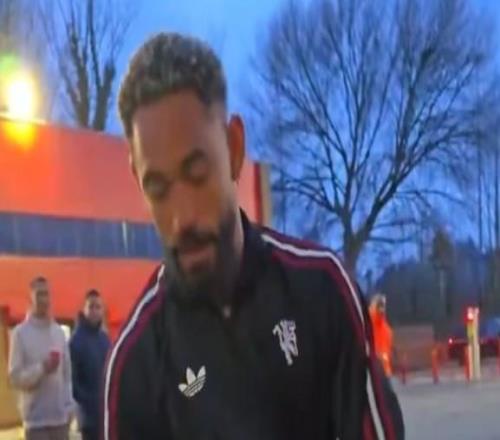 庫尼亞賽后給等候的曼聯(lián)球迷簽名，簽不過來讓兒子幫忙