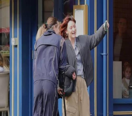 太陽報：格拉利什穿保護靴、拄拐外出，應球迷請求與其合影