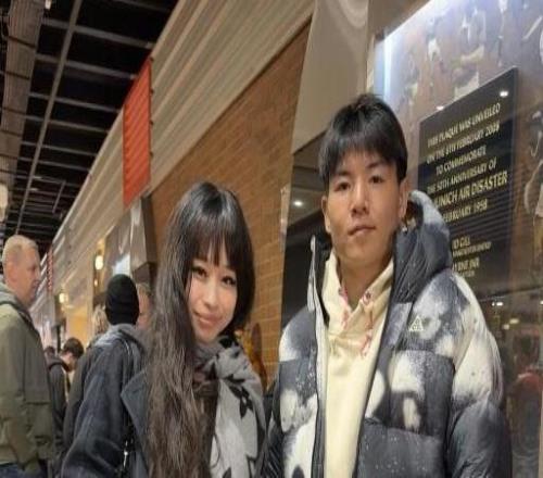 多看球多學(xué)習(xí)，徐彬現(xiàn)場(chǎng)觀看曼聯(lián)vs水晶宮