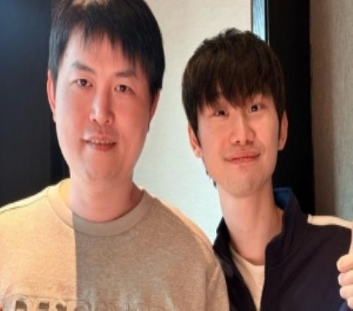 doinb分享和DOTA2知名主播YYF合照：冒個(gè)泡