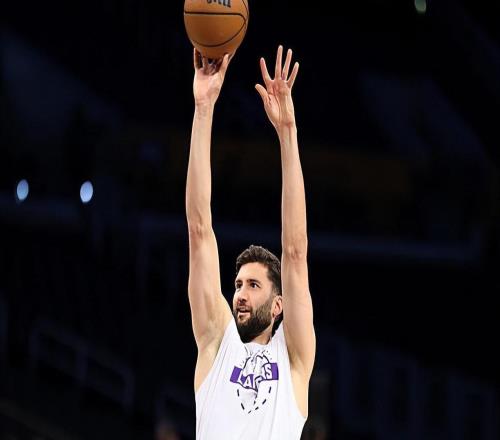 竟然還完成了一記爆扣，湖人替補內(nèi)線也許偶爾能扮演奇兵的角色