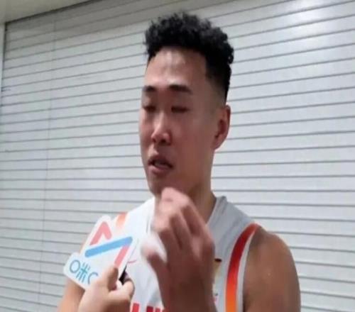 你怎能不淚流滿面！這才是中國(guó)男籃國(guó)家隊(duì)球員，該有的樣子！