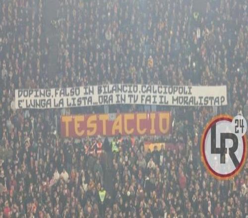 羅馬球迷橫幅嘲諷尤文：興奮劑、財(cái)務(wù)造假、電話門(mén)，現(xiàn)在你開(kāi)始裝好人