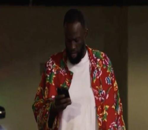 湾区雨姐,追梦格林身着中国东北大花袄进入球馆