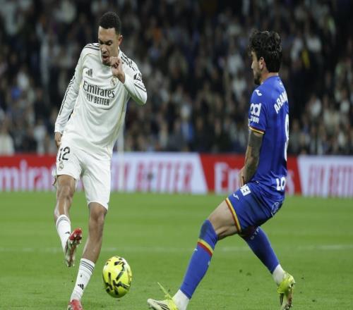 01！10人皇馬慘遭兩連敗，被巴薩甩開(kāi)4分，新星追罵主裁被直紅