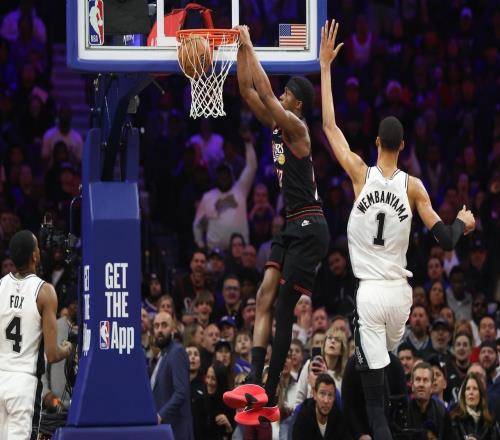 40分慘敗馬刺，76人臉都丟盡了！文班汗都沒出，探花被榜眼完爆