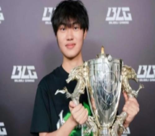 維護(hù)369！knight回復(fù)網(wǎng)友：和我一隊(duì)23年三冠20年一冠一隊(duì)怎么了