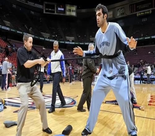 回想一下，一個(gè)伊朗運(yùn)動(dòng)員，想打NBA有多難