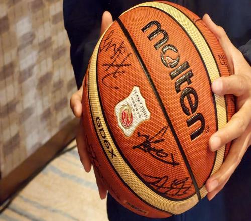 2026湘BA長沙隊(duì)獲贈(zèng)中國女籃簽名籃球，球員：冠軍是我們的目標(biāo)