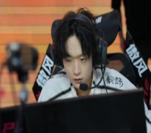 Shanks：Rookie選手對(duì)線打得很好，他的卡牌玩得很好