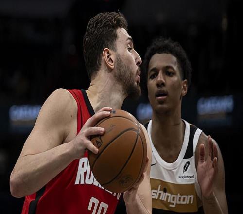 個(gè)人能力有目共睹，只是火箭內(nèi)線支柱經(jīng)常打得很不舒服