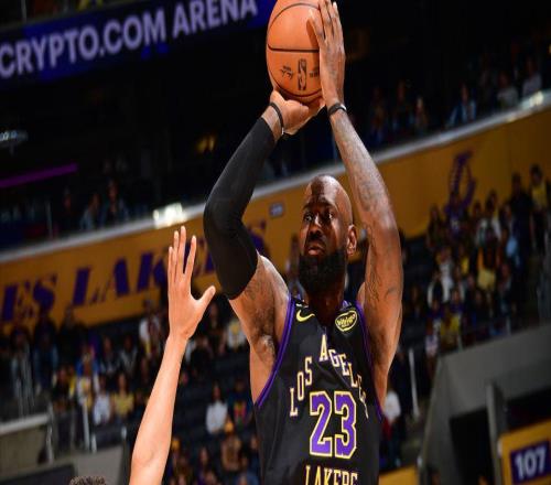 轟21+7+7，老詹預(yù)定一項(xiàng)歷史第一！湖人22戰(zhàn)17勝2年1100萬(wàn)撿到寶