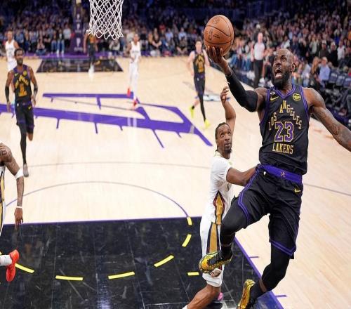 兩分球全中，詹姆斯12投8中拿下21分7板7助，正負(fù)值+3