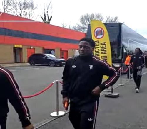 曝曼聯新帝星愿降低續(xù)約周薪要求！拉爵不置可否，其地位仍需考驗