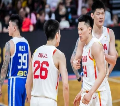 男籃凱旋回國(guó)，上海隊(duì)延長(zhǎng)李弘權(quán)假期，趙睿賽后腿傷復(fù)發(fā)