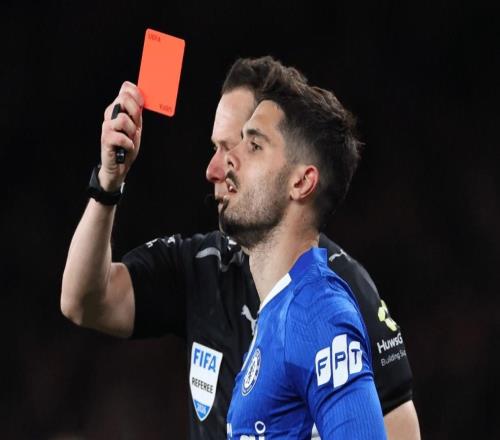 本賽季切爾西在聯(lián)賽中已吃7張紅牌，英超單賽季歷史紀(jì)錄是9張