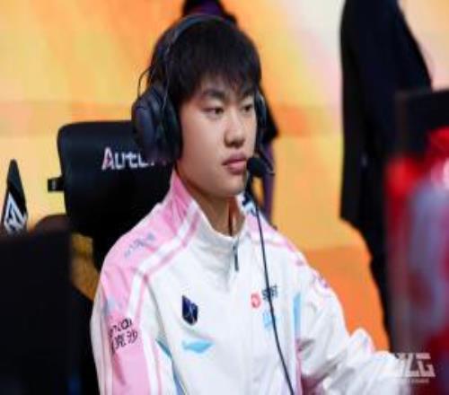 年輕人你還得學(xué)！Knight幾乎五局壓制HongQ僅決勝局遭HongQ單殺