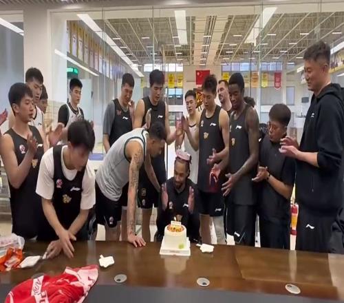 不裝了！薩林杰離隊(duì)已成定局，廣東隊(duì)鎖定護(hù)框型藍(lán)領(lǐng)大外援！