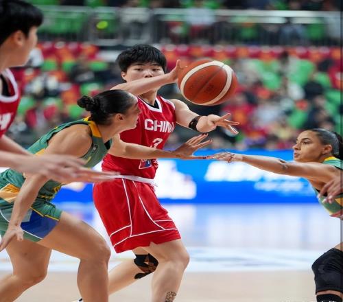 這4號位新人太拉胯全場4中0+3失誤，連罰球都不中，比張茹還差