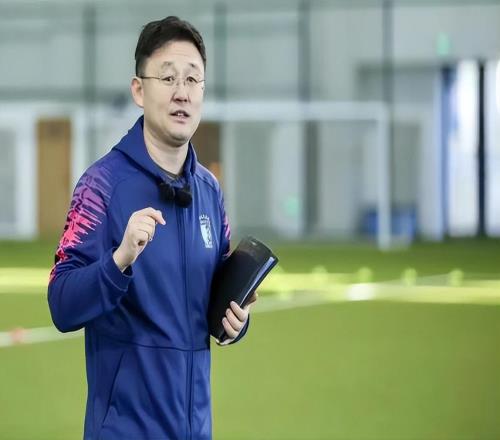 意外！大连球迷都以为崔麒新赛季会走，结果英博离队公告却没他