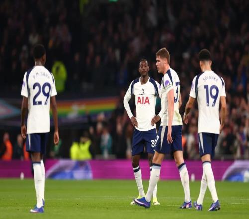 嘲諷拉滿，水晶宮球迷對(duì)熱刺球迷高唱：乖乖坐好，坐等降級(jí)