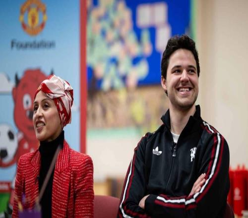 拉門斯參加世界讀書日活動，在當地小學分發書籍并接受提問