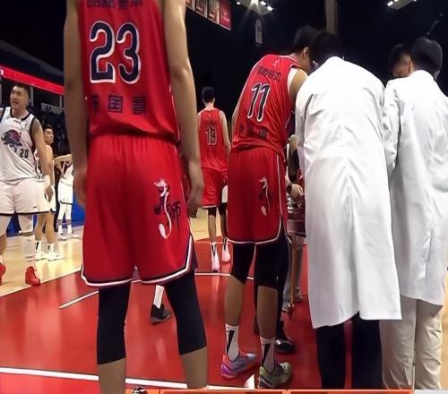 退役X因素郭艾倫左膝受傷捂臉沮喪近三年僅打21場(chǎng)合同也將到期