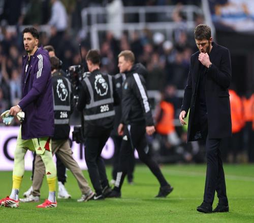 不裝了！卡里克發(fā)飆，賽后舉動說明一切：曼聯球員讓他失望透頂