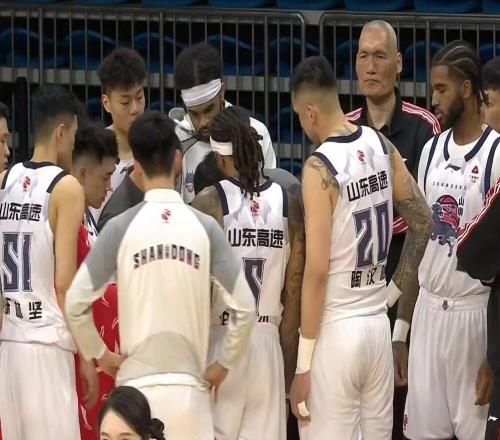 山東男籃不敵廣州，克里斯22+16末節自爆，徐昕17+10郭艾倫傷退