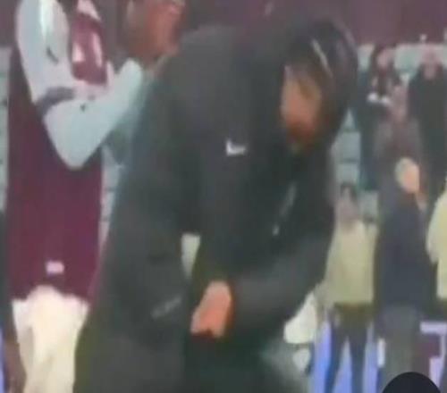 首回合維拉球員在藍橋慶祝，古斯托今天做出同款動作“報仇”