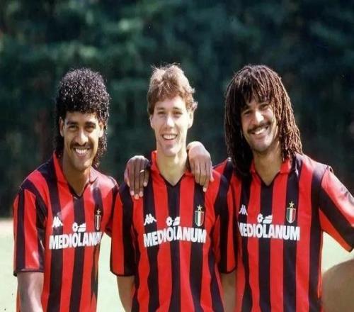 痛批槍車(chē)之戰(zhàn)！63歲荷蘭傳奇古利特直言不諱：現(xiàn)在的足球太難看了