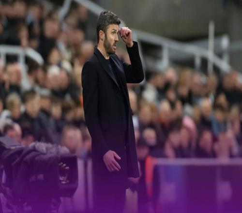 紐卡斯爾2比1絕殺曼聯，十人取勝強隊很神奇，主帥應變完勝卡里克