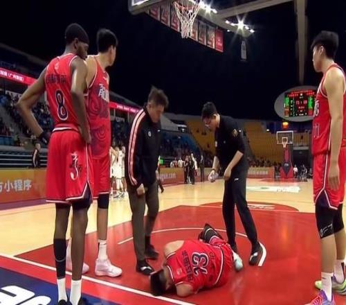 噩夢！復出之戰又受傷，郭艾倫膝蓋受創，被擔架抬出，或賽季報銷