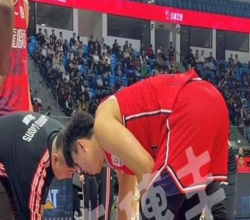 翻滾倒地很痛苦！郭艾倫左膝蓋受傷，已被擔架車抬走！廣州隊難了
