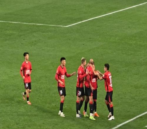 中超揭幕戰(zhàn)紅牌改變戰(zhàn)局，成都蓉城5比1深圳新鵬城，爭冠占先機