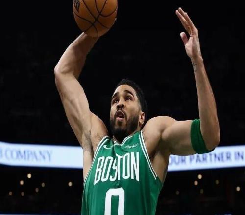 詹姆斯都發文致敬！他跟腱斷裂歸來，首秀就轟15+12+7！