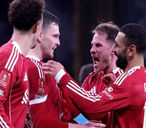 31！薩拉赫連場破門，斯洛特一雪前恥，利物浦復仇英超副班長