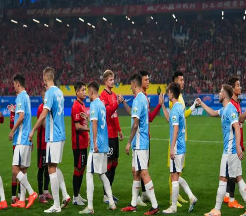 41219人觀戰！蓉城5球大勝迎中超開門紅，揭幕戰紅牌成主角引熱議