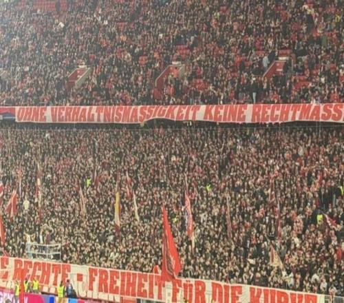 針對此前與警方的沖突，拜仁南看臺拉橫幅：反對任意執法