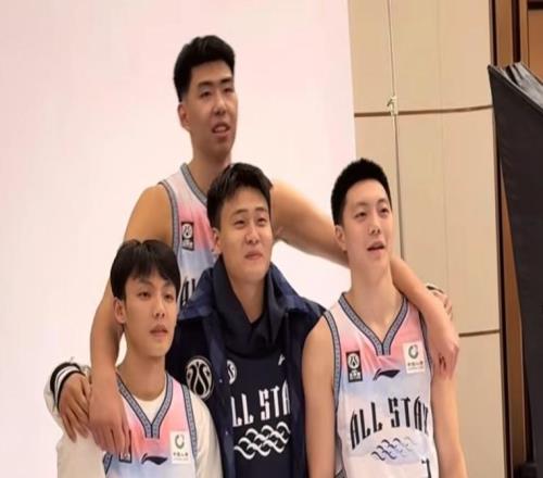 全明星廣東男籃重聚！徐昕摟住趙睿徐杰胡明軒，太讓人懷念了！